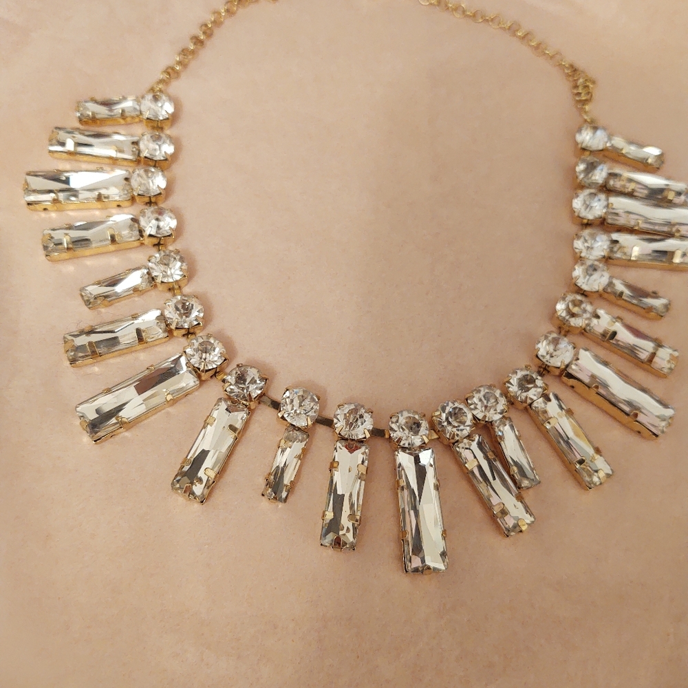 Gorgeous Crystal necklace with Gold chain NWT